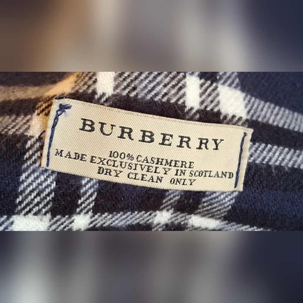 EUC Burberry Scottish Cashmere Navy & White Nova Plaid Casual Unisex Scarf Wrap - Picture 7 of 7